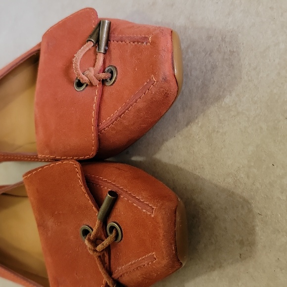 TOD'S pointed toe flat. Orange leather flat gently worn. Size 8. - Picture 3 of 10